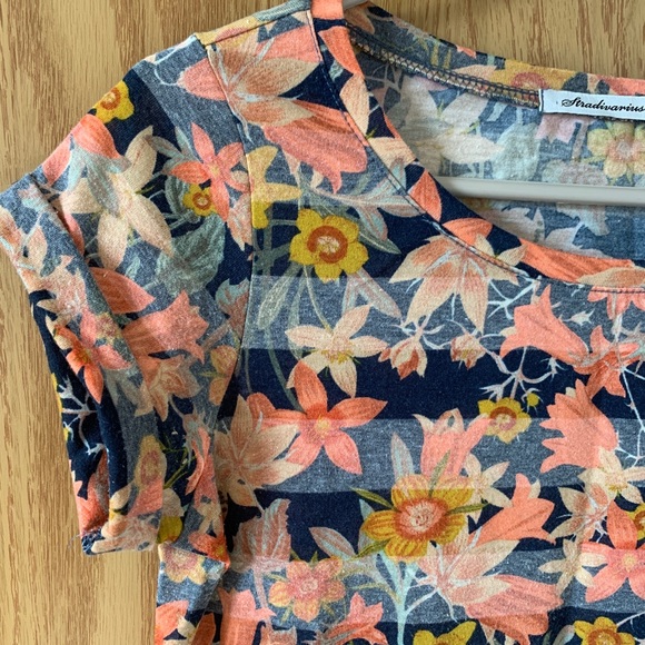3/$15 Stradivarius // Floral top - Picture 3 of 4